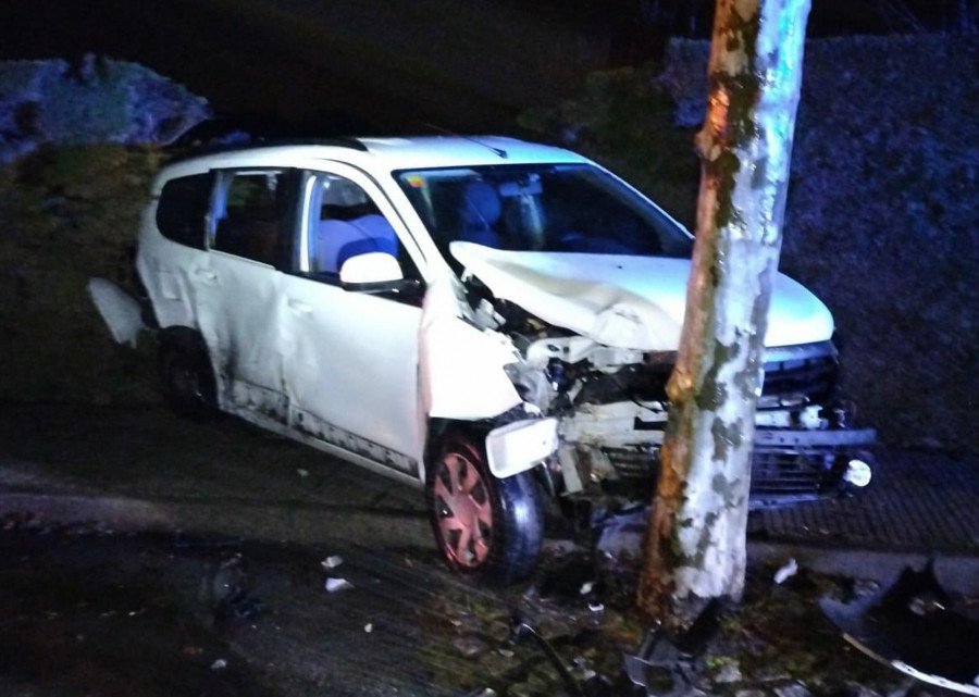 Un accidente en Leiro se salda con dos heridos y un conductor deja su coche tras derribar una farola en Vilanova