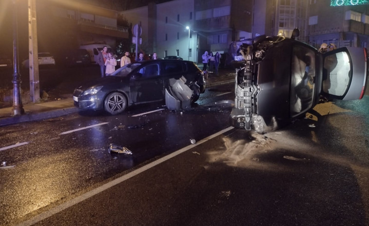 Un conductor sale ileso de un aparatoso accidente con vuelco en la Rúa Rosalía de Castro de Rianxo