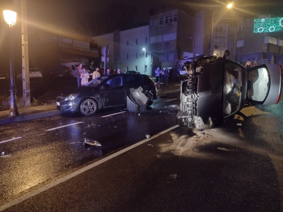 Un conductor sale ileso de un aparatoso accidente con vuelco en la Rúa Rosalía de Castro de Rianxo