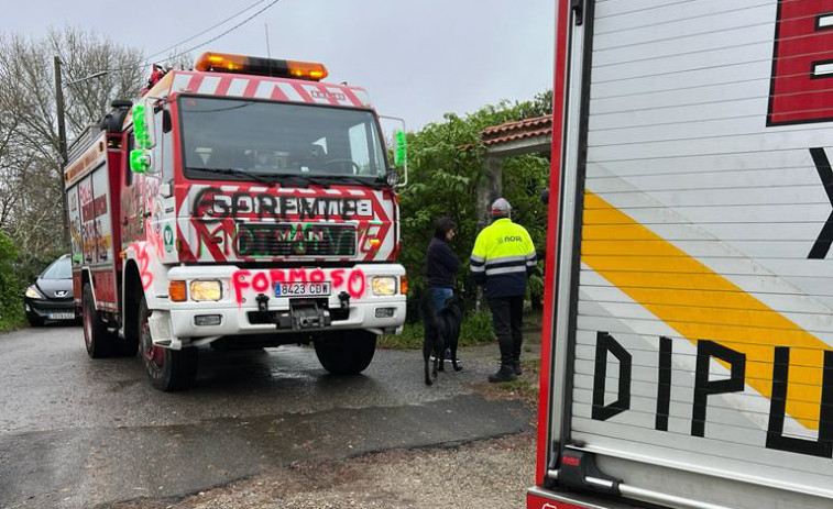 Trasladan por precaución al centro de salud a una septuagenaria tras un incendio en su casa de Abanqueiro