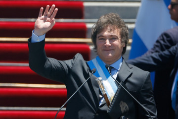 ElpresidenteelectodeArgentinaJavierMileisaludaalosasistentesluegodejurarcomoprximojefedeEstado