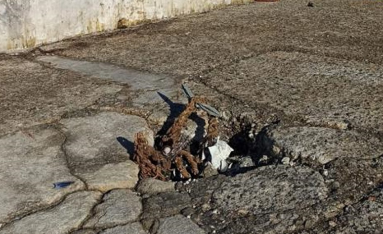 Un socavón en una rampa de O Xufre vuelve a incendiar al Concello contra Portos