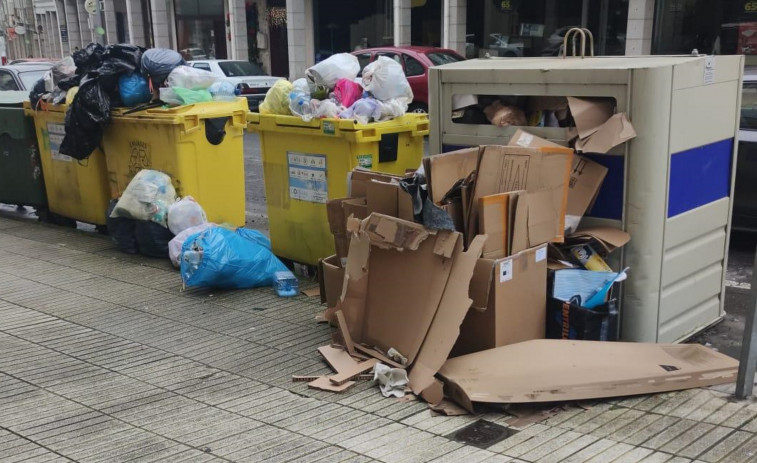 Contenedores a rebosar y basura en la acera: Fonte da Coca se queja a Ravella del “pésimo servicio”