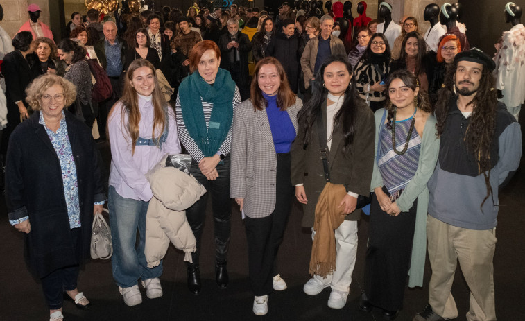 La boirense María Alborés gana el premio en Moda de Xuventude Crea con una obra de título en alemán