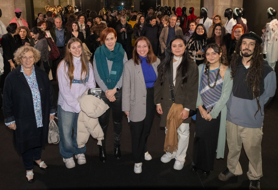 La boirense María Alborés gana el premio en Moda de Xuventude Crea con una obra de título en alemán