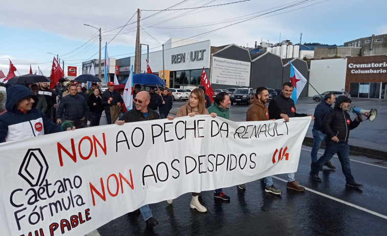 Unas 70 personas se manifiestan contra el cierre de Renault en Ribeira y el despido de sus trabajadores