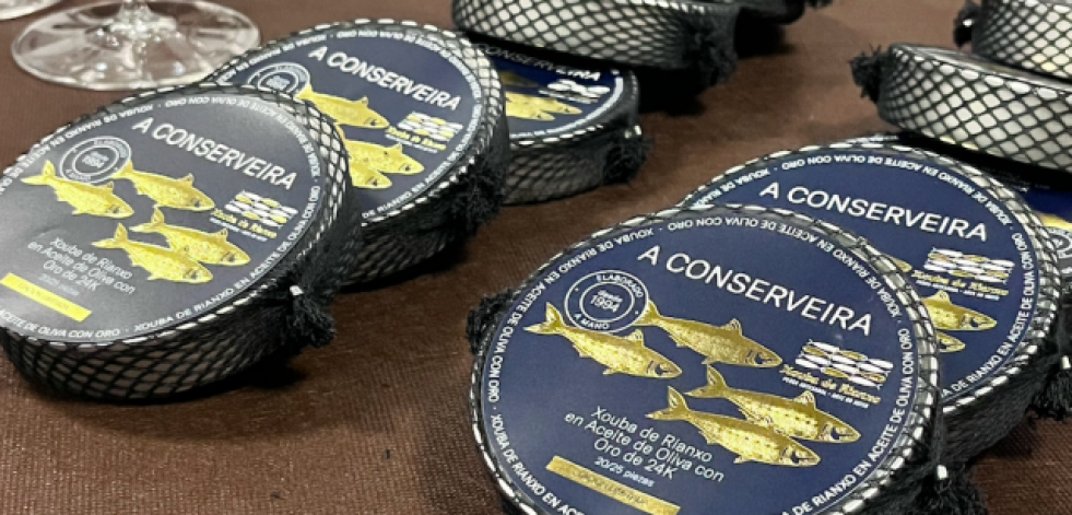 A Conserveira presentó esta mañana en A Coruña la primera conserva de Xouba de Rianxo fusionada con oro de 24 quilates