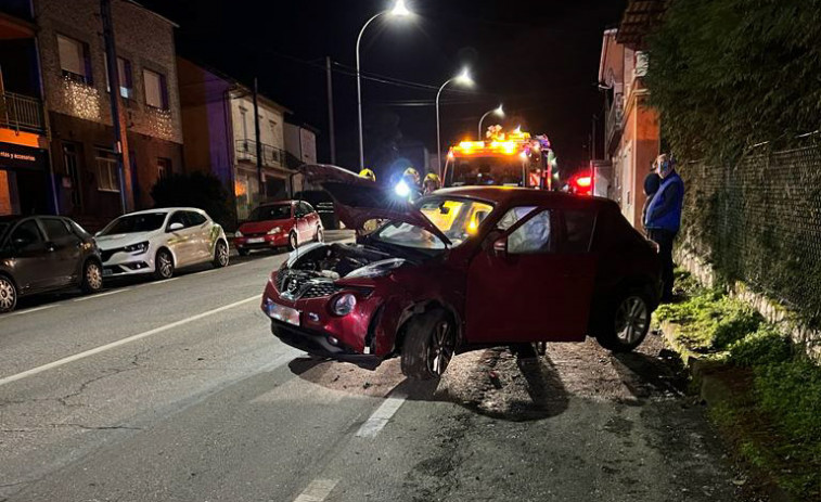 Herida una mujer en un accidente de tráfico entre dos coches y un camión en el lugar boirense de Vilariño
