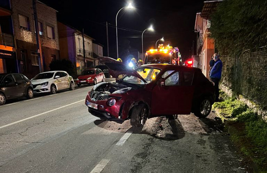 Herida una mujer en un accidente de tráfico entre dos coches y un camión en el lugar boirense de Vilariño