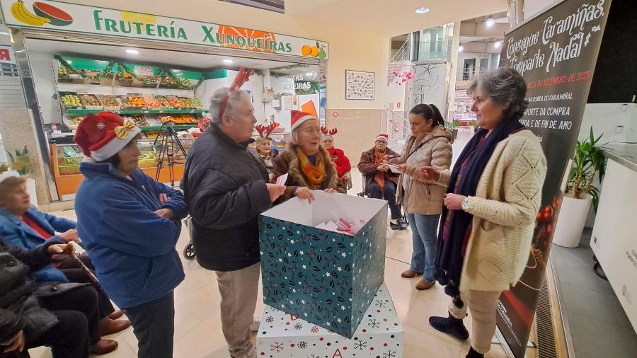 Extraídos los premios en vales de compra para canjear por productos en el mercado de A Pobra para la cena de Navidad