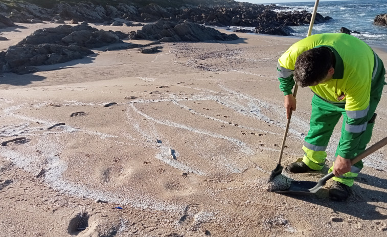 Retirados 52 sacos con millones de pellets plásticos en playas y rocas desde Espiñeirido al faro de Corrubedo, en Ribeira