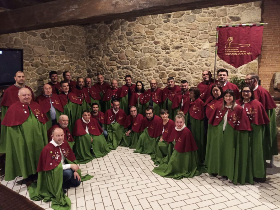 La Cofradía Corazón do Salnés incorpora diez nuevos miembros para la promoción del vino
