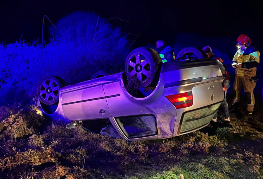 Herido un joven en un accidente con vuelco y alcoholemia positiva en Couso, en Ribeira
