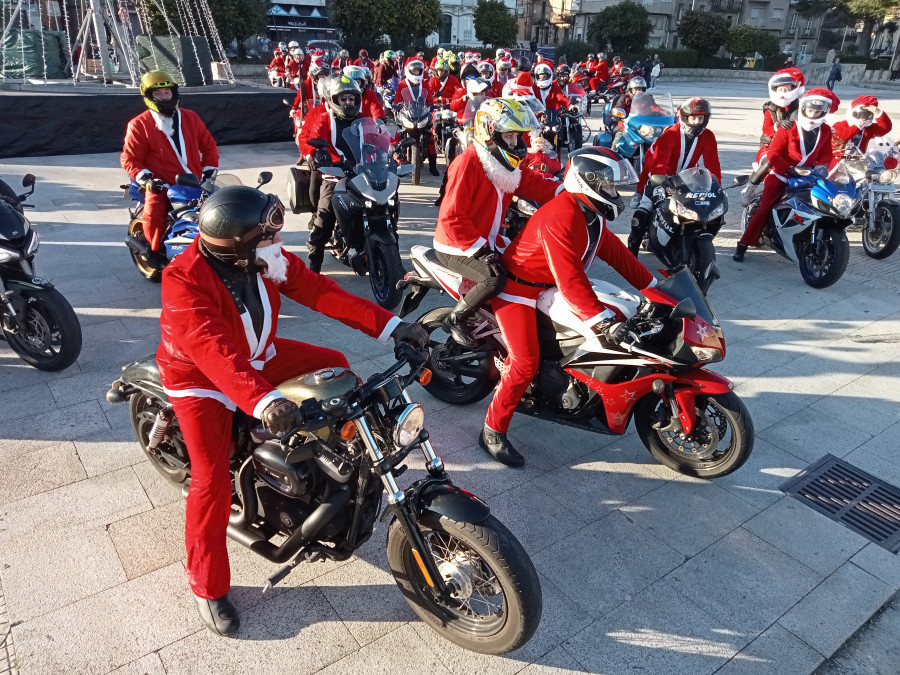 La Papanoelada Motera Solidaria de A Pobra, con 120 motos participantes, recaudó 150 kilos de alimentos para los necesitados