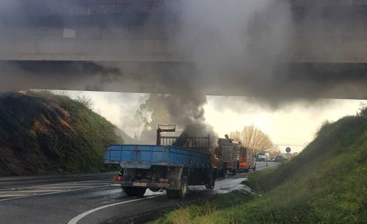 Arde la cabina de un camión en la Autovía do Barbanza