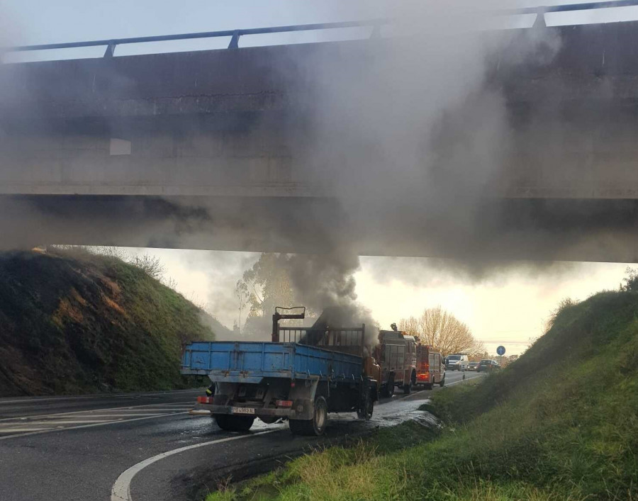 Arde la cabina de un camión en la Autovía do Barbanza