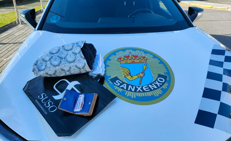 Roban una cartera en O Grove, compran un jersey, tabaco y un rasca y huyen a la carrera por Portonovo