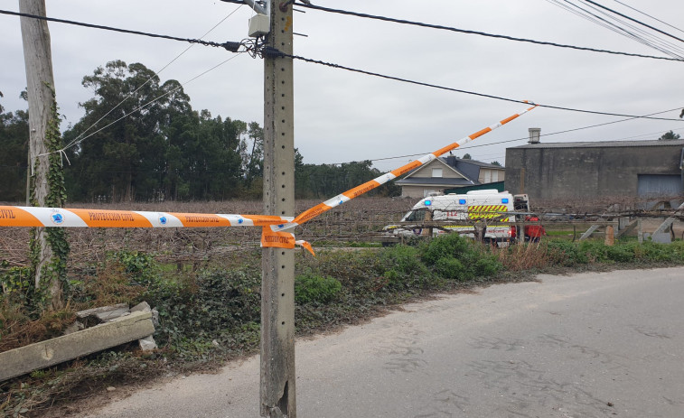 Un conductor se sale de la vía y derriba un poste en Cambados