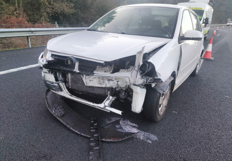 Una conductora resulta herida tras salirse de la vía y chocar contra la mediana de la Autovía do Salnés