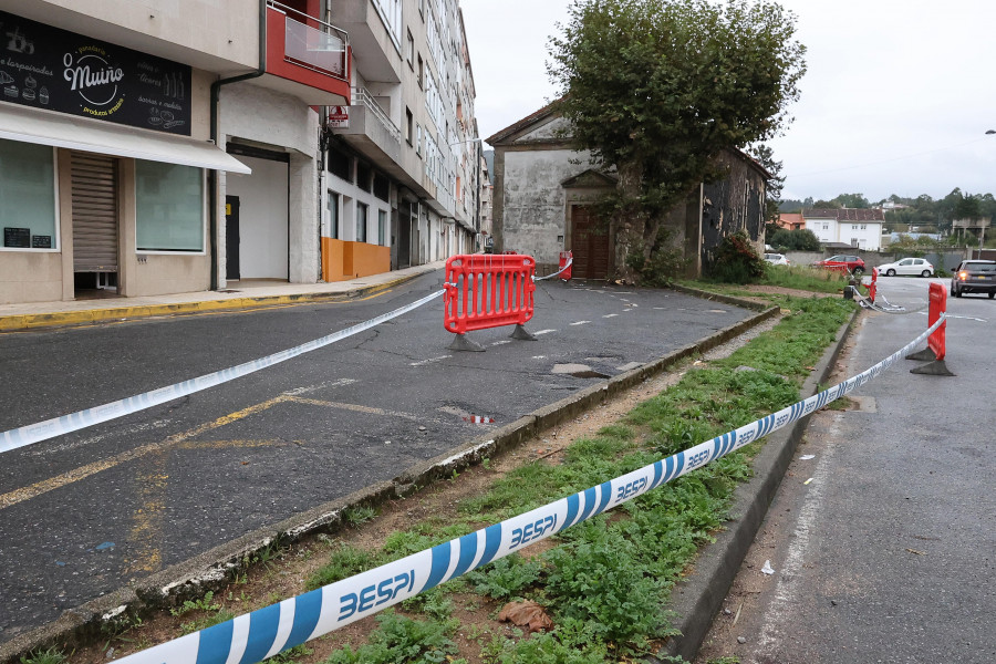 Una entrada peligrosa: Los autobuses se ven obligados a ocupar dos carriles en San Xosé