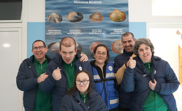 Usuarios de Amicos conocen un poco más el sector del mar con visitas a las lonjas de Aguiño y Cabo