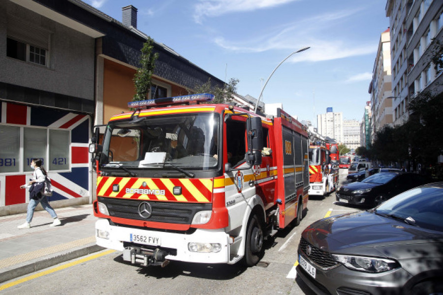 El fuego calcina una nave del polígono del Tambre de Santiago