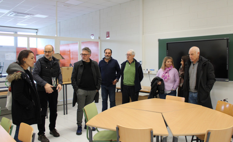 Alcaldes de la comarca visitan el IES de Valga y descubren su programa educativo