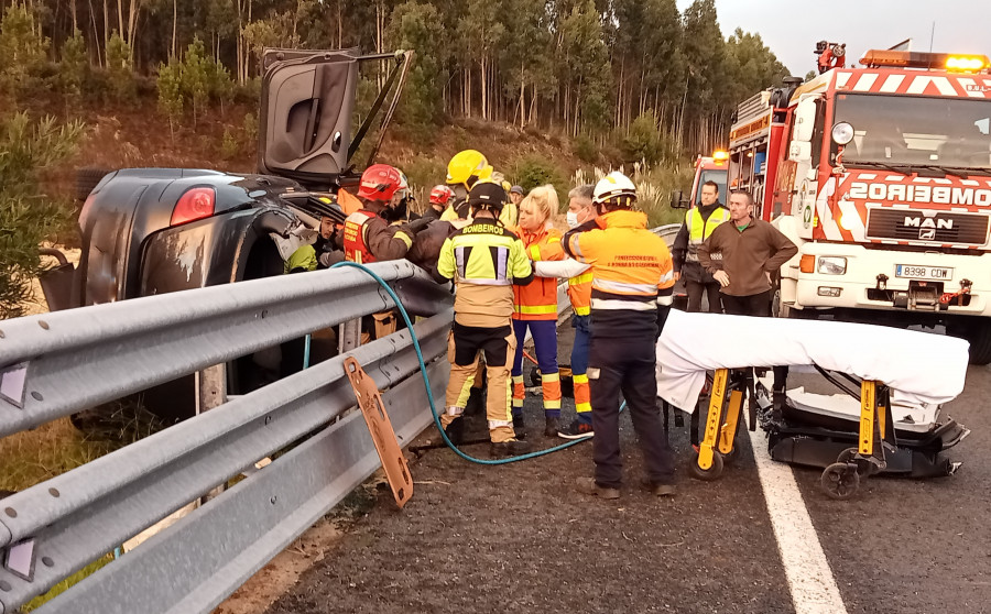 Rescatado un conductor atrapado en su coche tras dar vueltas de campana en la Autovía do Barbanza, en A Pobra