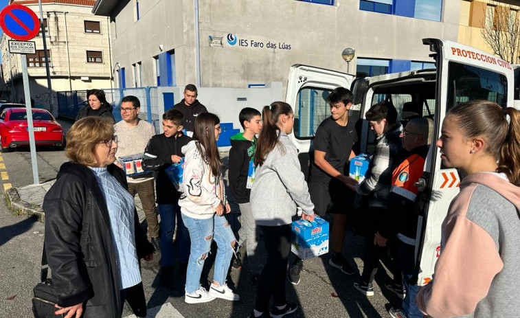 Alumnos del IES Faro das Lúas compran productos para el Banco de Alimentos de Vilanova