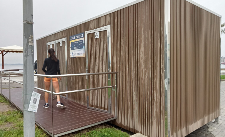 Tres empresas se interesan por el suministro e instalación de dos aseos en el Paseo de Coroso, en Ribeira