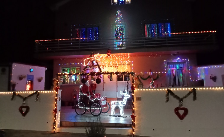 Reportaje | Un furor con la decoración y ambientación navideña en vivienda del lugar de Laxes, en Carreira