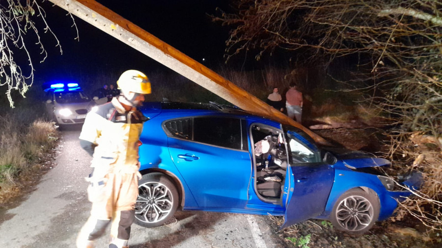 Un coche se sale de la vía en una pista en Artes y derriba un poste de hormigón del alumbrado, que le cayó encima