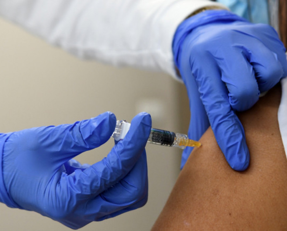 Una persona recibiendo la vacuna de la gripe