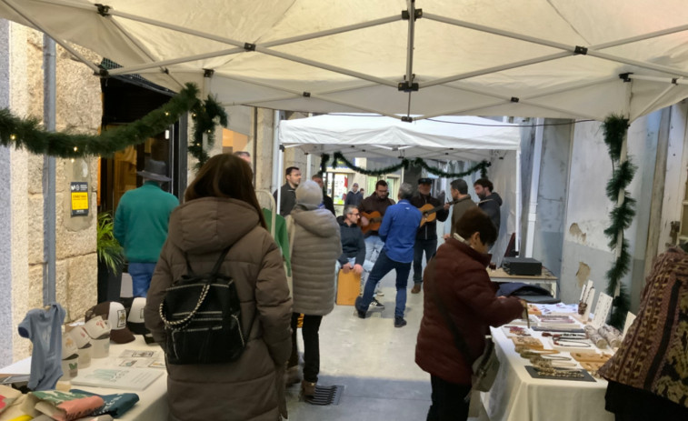GroveMakers llevan su mercado a la calle Luis Seoane ante la falta de colaboración del Concello de O Grove