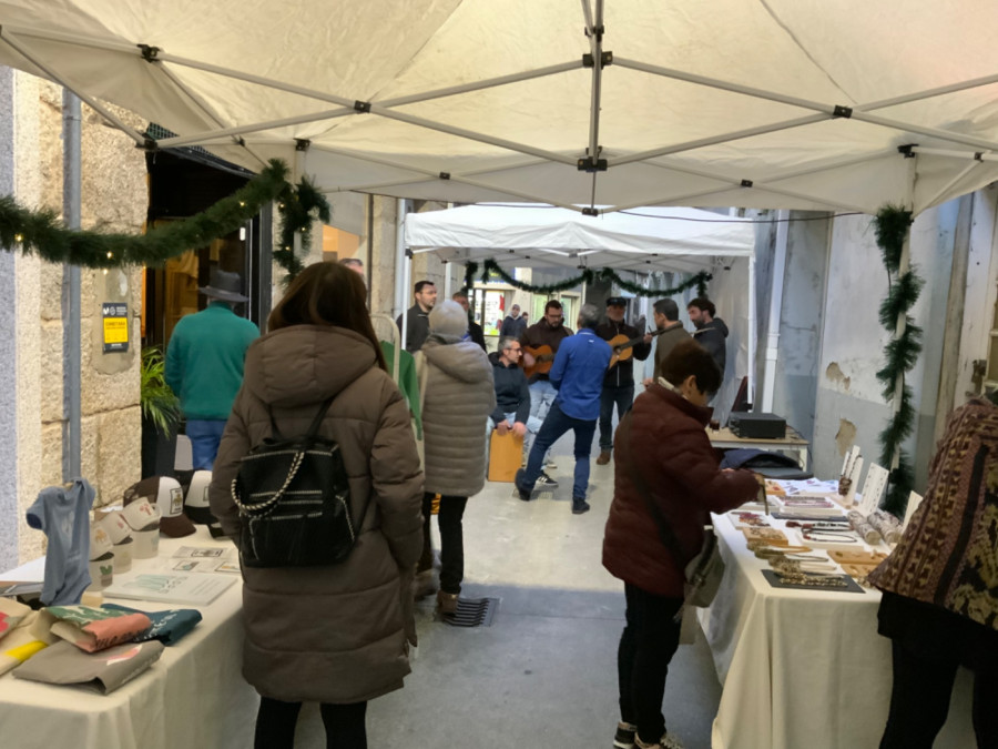 GroveMakers llevan su mercado a la calle Luis Seoane ante la falta de colaboración del Concello de O Grove