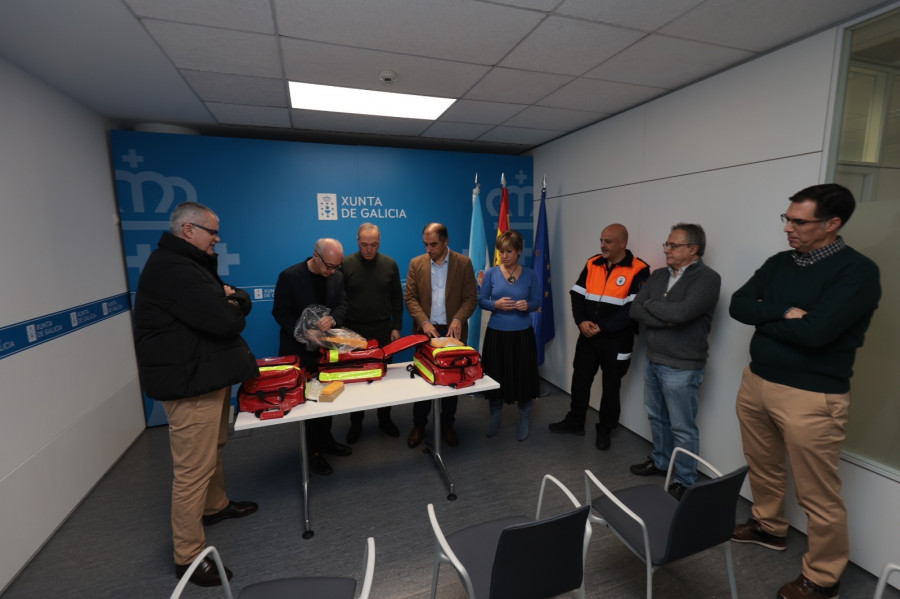 La Xunta entrega desfibriladores al Concello de Vilanova para sus Emergencias