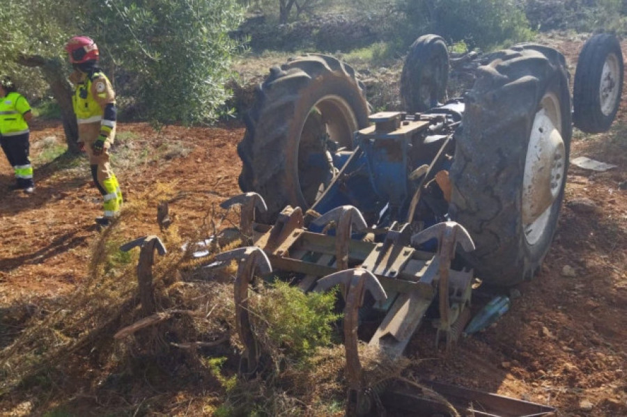 Muere una persona en Outes al volcar el tractor que conducía