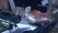 Un conductor se estrella contra un almacén en Cambados y da positivo en la prueba de alcoholemia