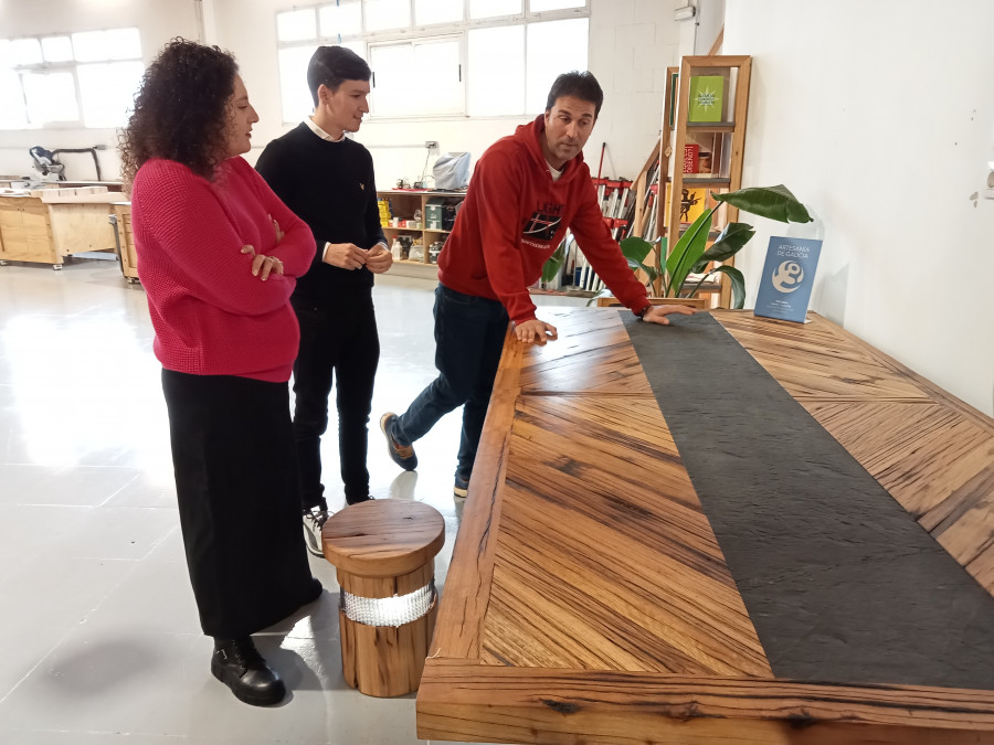 El Ayuntamiento de Ribeira realizará encargos al taller Frouma que recibió el Premio Artesanía de Galicia
