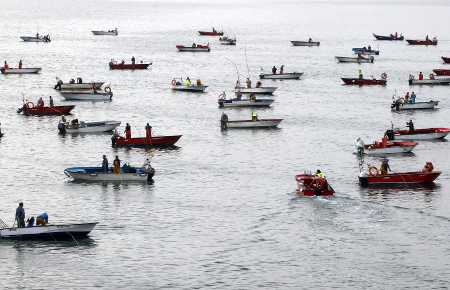 La Xunta moviliza siete millones de euros para ayudar a armadores y tripulantes afectados por el cierre del libre marisqueo