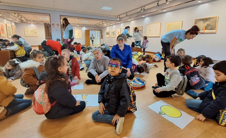 Cincuenta niños del Nadal Concilia de Ribeira visitan una muestra de arte gráfica de la Diputación en el Lustres Rivas