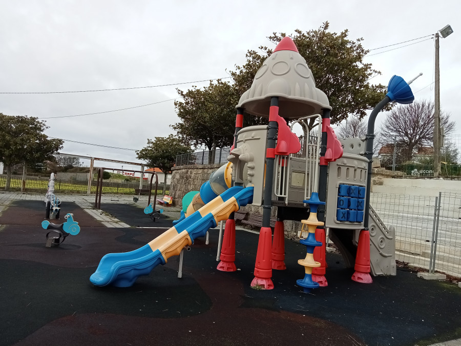 El parque infantil de A Capela, que se renovará y ampliará, será el primero de Ribeira en cubrirse