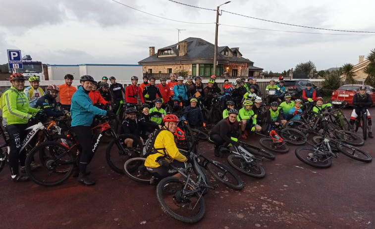 Medio centenar de aficionados a las BTT despiden el año en Ribeira con la II Kedada Fest 