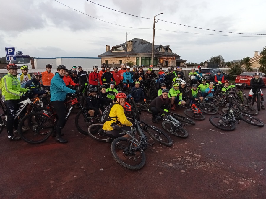 Medio centenar de aficionados a las BTT despiden el año en Ribeira con la II Kedada Fest "As Cabuxas"