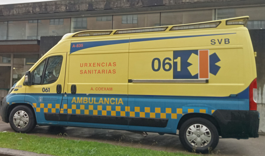 Derivado al Clínico de Santiago un conductor que resultó herido en una salida de vía en Rianxo tras sentirse indispuesto