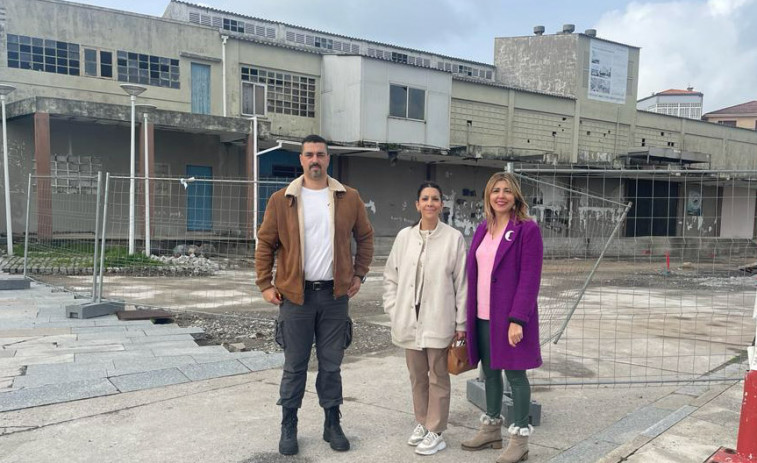 El PP propone hacer un centro de día para mayores y un espacio para jóvenes en la antigua fábrica de hielo de Aguiño