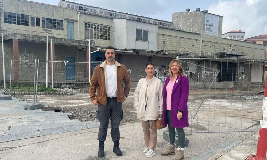 El PP propone hacer un centro de día para mayores y un espacio para jóvenes en la antigua fábrica de hielo de Aguiño