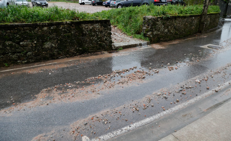 El temporal de viento y lluvia provoca una riada en la Finca Douro y daños en fachadas