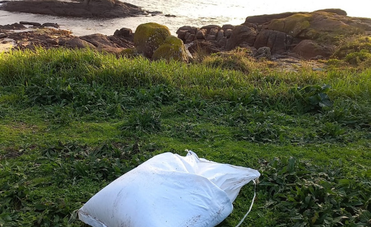 El rastro de pellets plásticos llega a A Illa y se extiende por Ribeira y la ría de Muros e Noia