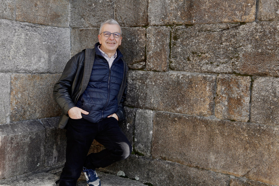 El escritor Ramón Caride presenta en Cambados su nueva novela, “As Superviventes”